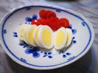 10、凯撒沙拉(家常版),水煮蛋切片 樱桃番茄切片