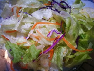 11、凯撒沙拉(家常版),将洗净的生菜用手撕小 放入少许胡萝卜丝 紫甘蓝丝一起搅拌