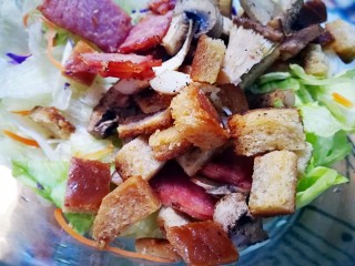 12、凯撒沙拉(家常版),倒入烤好的土司丁培根和蘑菇片