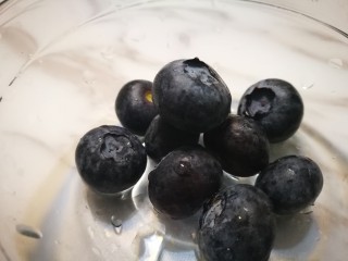 13、凯撒沙拉(家常版),蓝莓放入沙拉装饰一下