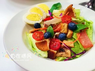 14、凯撒沙拉(家常版),一盘家常版凯撒沙拉就做好了 浇上沙拉酱就美美地享用吧