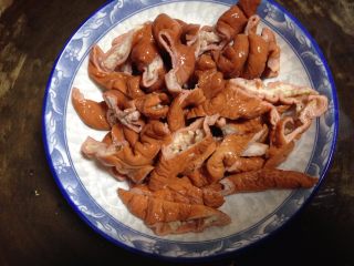 1、#辣味#麻辣肥肠,熟肥肠斜切成段