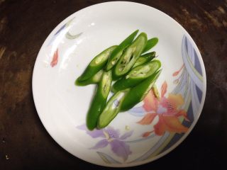 3、#辣味#麻辣肥肠,青美人椒斜切成段