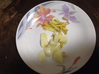 4、#辣味#麻辣肥肠,蒜切片、姜切丝