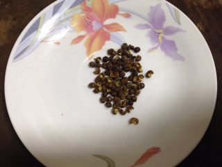 5、#辣味#麻辣肥肠,麻椒备好