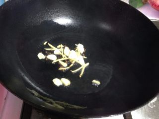 7、#辣味#麻辣肥肠,下入蒜片和姜丝煸出香味