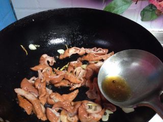 9、#辣味#麻辣肥肠,烹入米醋去腥