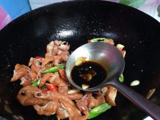 12、#辣味#麻辣肥肠,烹入生抽炒匀即可出锅