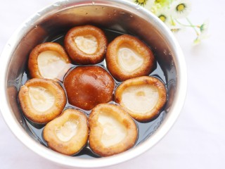 2、改良版香菇酿肉,香菇盐水浸泡半小时，清洗后去蒂。