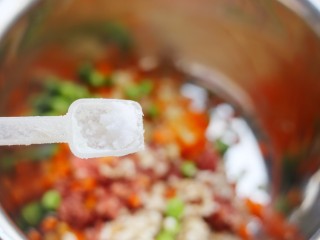 6、改良版香菇酿肉,加适量盐搅拌均匀。