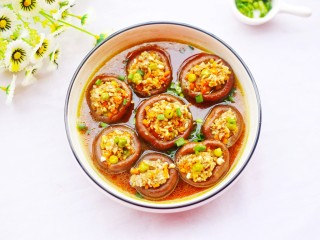 12、改良版香菇酿肉,将调好的调料汁浇在香菇上，撒上香葱碎就完成了！