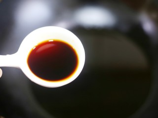 10、改良版香菇酿肉,锅热油，加入生抽。