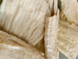 5、芹菜拌腐竹,这是泡发的腐竹；