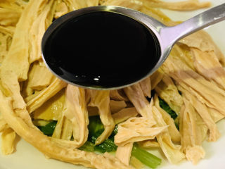 13、芹菜拌腐竹,加1勺葡萄醋；