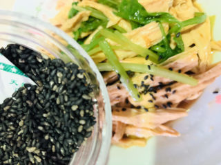 18、芹菜拌腐竹,加少许芝麻；