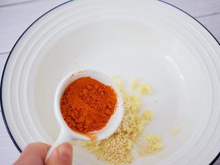 6、开胃凉拌面,加入辣椒粉