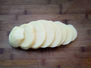 1、土豆泥玉米球——瘦身减脂,土豆洗净去皮，切薄片。