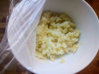 3、土豆泥玉米球——瘦身减脂,蒸熟的土豆捣成泥状，盖上保鲜膜，防止水分流失。