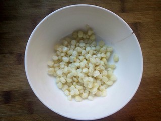 4、土豆泥玉米球——瘦身减脂,从玉米棒上拨下玉米粒。
