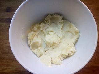 6、土豆泥玉米球——瘦身减脂,翻拌均匀。