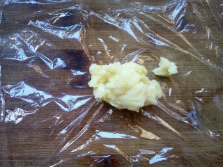 7、土豆泥玉米球——瘦身减脂,案板上铺上一层保鲜膜，取一勺玉米土豆泥放在上面。