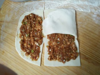 11、千层肉饼,一次往一边折，如图