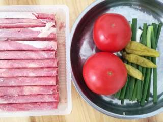 1、番茄肥牛卷,准备所有食材。