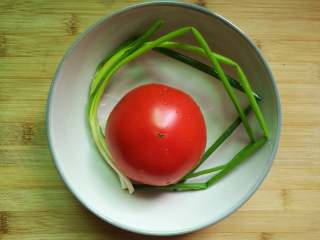 2、番茄肥牛卷,番茄和葱洗净先处理。