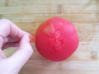 4、番茄肥牛卷,取出后可轻松把番茄皮撕掉。