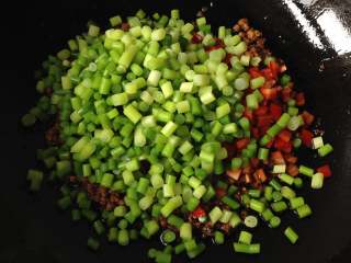 8、炒苍蝇头,蒜薹、红椒丁一起放入,中火翻炒片刻