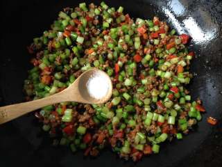 9、炒苍蝇头,最后调入少许盐炒匀即可(如果觉得够咸就不用放了)