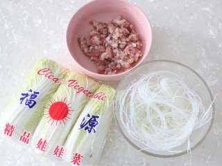 1、娃娃菜卷肉,准备食材。粉丝提前温水泡软。