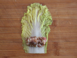 5、娃娃菜卷肉,取一片娃娃菜,包裹上一勺肉馅。