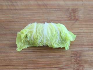 6、娃娃菜卷肉,从娃娃菜底部卷起。