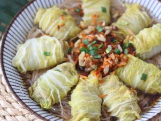 12、娃娃菜卷肉,淋到蒸好的菜上即可。