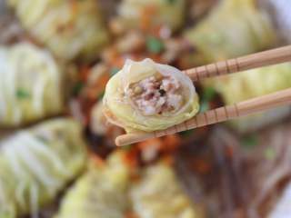 13、娃娃菜卷肉,这道菜清淡爽口,油而不腻,就连粉丝都鲜美嫩滑,非常好吃。而且造型讨喜,就连不喜欢吃肉的小朋友都抢着吃了好几个,家常、宴客都是不错的选择哦!