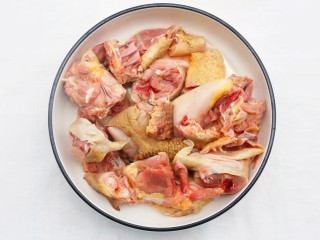 1、山药香菇玉米土鸡汤,鸡肉洗净剁成块。