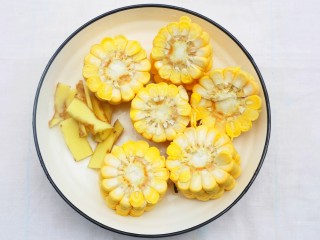 2、山药香菇玉米土鸡汤,玉米切断，姜切片。