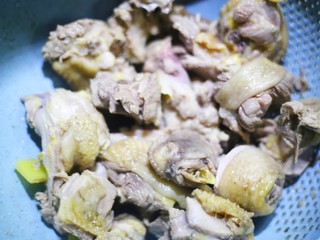 10、山药香菇玉米土鸡汤,捞出净水洗净沥干。