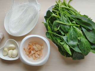 1、海米菠菜拌粉丝,提前将海米用凉水泡软。大蒜去皮，菠菜去掉根部清洗干净。