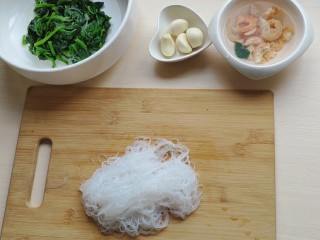 8、海米菠菜拌粉丝,粉丝也捞出沥干水分切成小段。