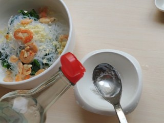 12、海米菠菜拌粉丝,再加两勺白醋。加白醋是为了拌好的菜颜色好看，换成米醋陈醋都可以。