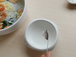 13、海米菠菜拌粉丝,再根据个人口味加入少许食盐。