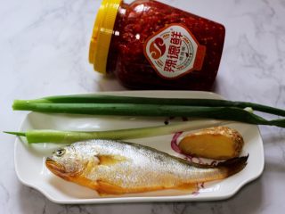 1、清蒸剁椒黄花鱼,准备好所有的食材
