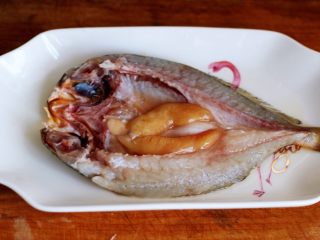 4、清蒸剁椒黄花鱼,把片开的黄花鱼先加入料酒和适量盐调味后腌制10分钟左右后