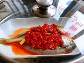 7、清蒸剁椒黄花鱼,盖上锅盖大火蒸7分钟后即可关火