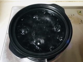 4、鱼头汤,砂锅水烧开