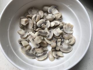 6、鱼头汤,过凉水备用