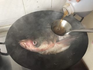 12、鱼头汤,倒入2勺料酒，去腥