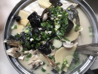 20、鱼头汤,舀入锅内，撒上一把大蒜